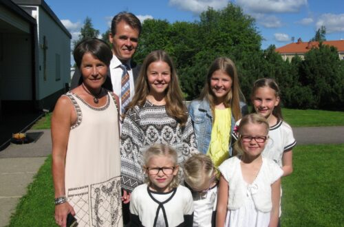 Serkkutyttöjä Markon ja hänen puolisonsa kanssa.