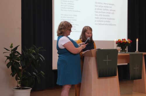 Aino Falenius luki päivän sanan.