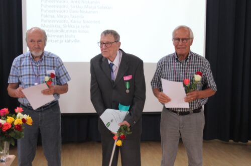 Sukuseuran kunniajäsenet. Niilo, Eino ja Seppo Niskanen.