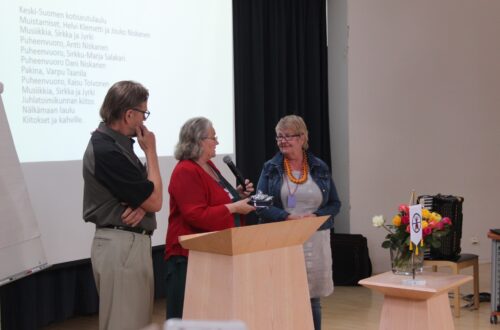 Maritta Pohls sain Kalevala-korun ansiokkaasta kirjatyöstä.