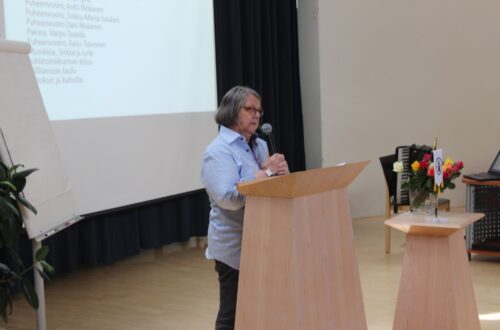 Sirkku-Marja Salakari puhui sukututkimuksen merkityksestä.