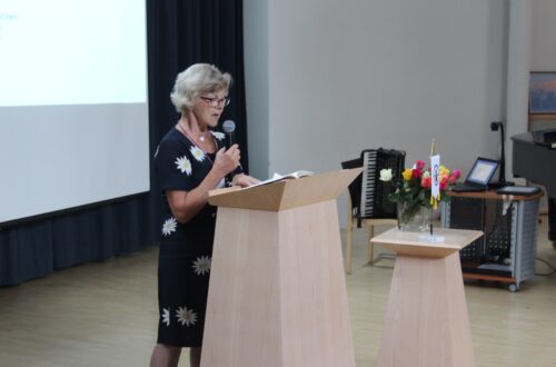 Varpu Taanila luki Manja Lehdon pakinan.