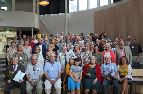 Sunnuntain juhlayleisö.