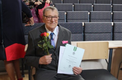 Kunniajäsen ja mitalisti.