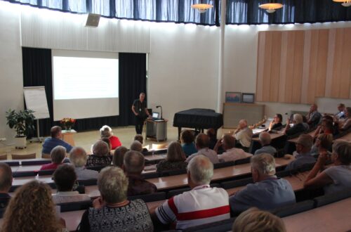 Kiinnostunut yleisö.