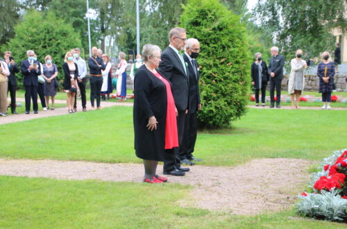 Sankarihaudalle laskivat seppeleen Helvi Klemetti, Jouko ja Seppo Niskanen.