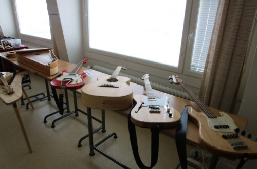 Näyttelyesineistöä.