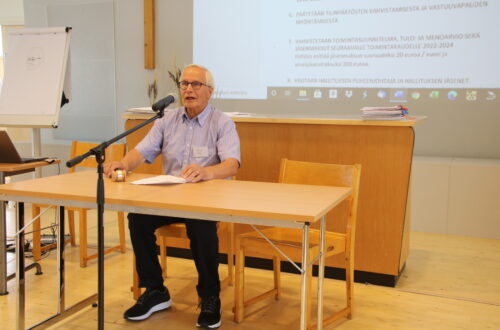 Kokouksen puheenjohtaja Seppo Niskanen.