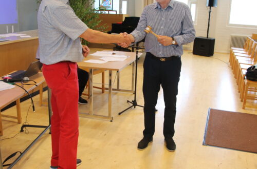 Puheenjohtaja nuija vaihtuu Joukolta Hannulle.